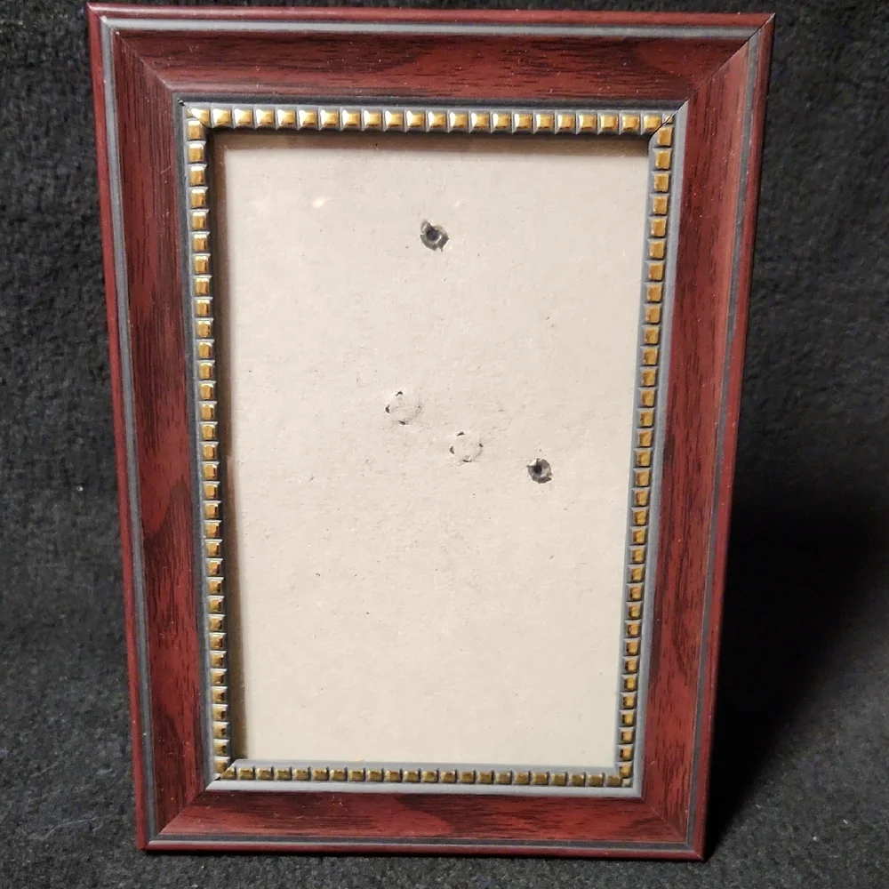 Elegant Plastic Wooden Look Picture Frame with Gold Accents